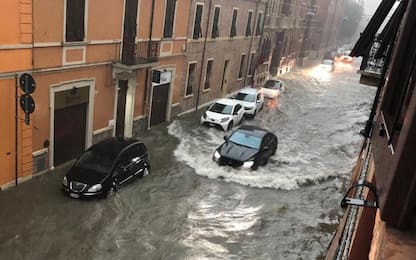 Maltempo a Ferrara, strade allagate dopo bomba d'acqua. FOTO