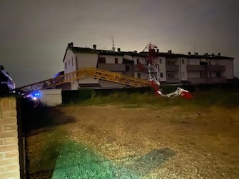 Danni, da maltempo - a causa di precipitazioni ad alta intensità nel pomeriggio e nella serata di ieri - nel Ferrarese. Nella frazione di Boara a Ferrara dove una gru, a seguito del vento forte è franata su alcune
abitazioni. Non si sono si sono registrati feriti, ma danni ingenti alle strutture. Le foto sono state pubblicate sulla pagina Facebook del sindaco di Ferrara, Alan Fabbri. +++ FACEBOOK/ALAN FABBRI +++ ATTENZIONE LA FOTO NON PUO' ESSERE RIPRODOTTA SENZA L'AUTORIZZAZIONE DELLA FONTE CUI SI RINVIA +++ NPK +++