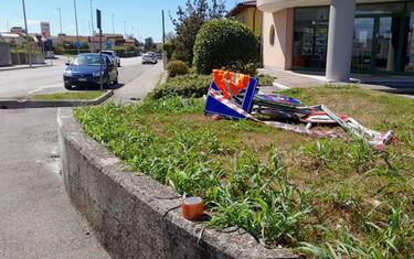 La rotatoria tra via Lazio e via Roveredo, a Porcia (Pordenone), dove la notte scorsa, alle 2.32, e' stato investito e ucciso un 15enne, 21 agosto 2022.  ANSA/LORENZO PADOVAN