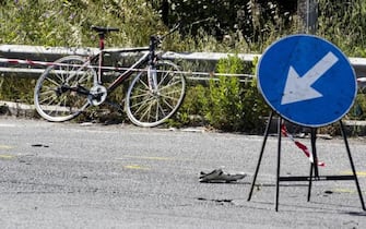 bicicletta e segnale stradale 