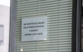 Negozi chiusi in segno di lutto per la morte di Alberto Balocco, nel centro di Fossano, 29 agosto 2022 ANSA/JESSICA PASQUALON
