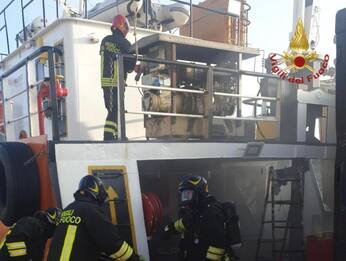 Esplosione su una nave attraccata al porto di Crotone: 3 morti