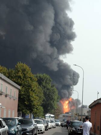 Vigili del fuoco al lavoro per spegnere un incendio con esplosione scoppiato in una ditta chimica  a San Giuliano Milanese, 07 Settembre 2022. ANSA/ANDREA CANALI