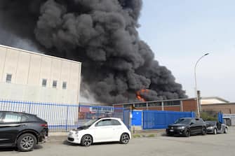 Vigili del fuoco al lavoro per spegnere un incendio con esplosione scoppiato in una ditta chimica  a San Giuliano Milanese, 07 Settembre 2022. ANSA/ANDREA CANALI