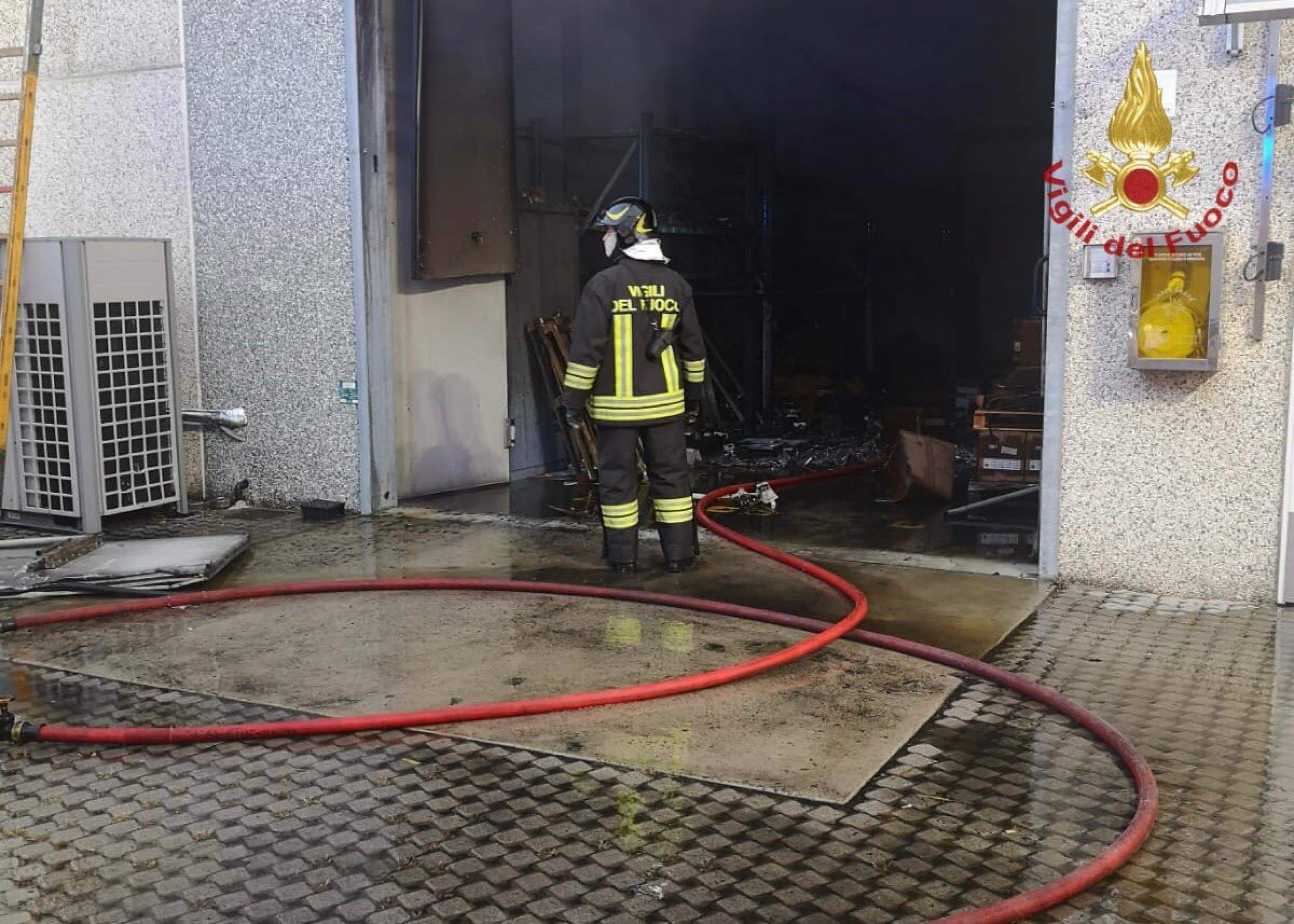 L'incendio nel capannone della ditta CSC Italia azienda di  fornitura di servizi qualificati su terminali P.O.Sa Gessate (Mi) , 7 settembre 2022.
ANSA/VIGILI DEL FUOCO EDITORIAL USE ONLY NO SALES
