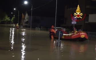 Frame--MALTEMPO ANCONA, VIGILI DEL FUOCO AL LAVORO

180 vigili del fuoco al lavoro per il maltempo che ha interessato la provincia di Ancona, con sezioni operative in rinforzo giunte da Veneto, Emilia Romagna e Abruzzo.
Esondato nella notte il fiume Misa a Senigallia, che al momento è la zona con maggiori criticità. 
Salvate nella notte decine di persone rifugiatesi sui tetti delle abitazioni e sugli alberi. 
150 gli interventi di soccorso effettuati dalle squadre per prestare assistenza alla popolazione.
7 persone decedute e 3 risultano disperse, tra cui un bimbo di 8 anni mentre la mamma è stata salvata dai vigili del fuoco nel corso della notte a Castelleone (AN). 
Nel filmato il lavoro a Senigallia (AN)