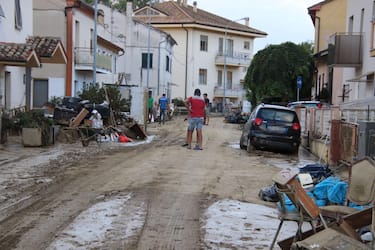 Gli abitanti sono entrati in azione per aiutare a liberare strade e case dai detriti, Pianello di Ostra, 17 settembre 2022. ANSA/Gianluigi Basilietti
