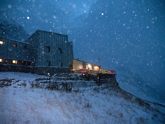 A causa della neve caduta in valle d'Aosta nella notte in quota - fino a 40 cm - sono state fermate definitivamente le gare di trial Tor des géants e Tor des glaciers "per garantire - comunicano gli organizzatori - le condizioni di sicurezza degli atleti". Molti concorrenti si trovano al rifugio Frassati, dove sono stati fermati. "Le condizioni meteo estremamente avverse della notte, hanno reso impraticabili i colli Saint Rhémy, Des Ceingles e del Malatrà. Tutti i corridori verranno evacuati con i mezzi dell'organizzazione a Courmayeur". Sono circa 200 i corridori che erano ancora in gara al Tor des géants.
ANSA/Tor des géants Stefano Coletta - Zzam Agency EDITORIAL USE ONLY NO SALES NPK