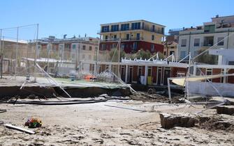 Foto stabilimento balneare devastato dall’alluvione a Senigallia. Lo stabilimento è lo storico Scalo Zero. Il tipo nelle foto è Cristian Ramazzotti il proprietario