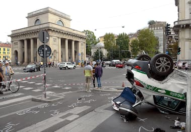 Milano, scontro tra una Ferrari e un'auto della Polizia. FOTO