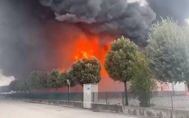 L'incendio che si è sviluppato all'interno della Bottecchia Cicli di Cavarzere (Venezia), una delle più grosse aziende italiane produttrice di bici da corsa, mtb ed eBikes, 25 settembre 2022. Le fiamme si scorgono da molti chilometri di distanza. I danni sembrerebbero particolarmente ingenti. NPK La Voce di Rovigo +++ATTENZIONE LA FOTO NON PUO' ESSERE PUBBLICATA O RIPRODOTTA SENZA L'AUTORIZZAZIONE DELLA FONTE DI ORIGINE CUI SI RINVIA+++ +++NO SALES; NO ARCHIVE; EDITORIAL USE ONLY+++