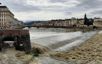 L'ondata di maltempo in Toscana ha trasformato in una notte anche il fiume Arno che nel suo attraversamento a Firenze ha aumentato la portata d'acqua in poche ore, da modesto corso d'acqua ristretto al centro dell'alveo, a vero fiume che si è disteso nella sua ampiezza da una riva all'altra, 25 settembre 2022.   ANSA / Michele Giuntini