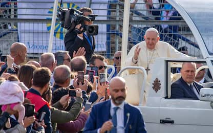 Papa a Matera: "Se alziamo i muri ne resteremo imprigionati"