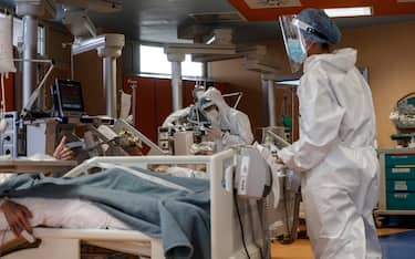 Health workers wearing overalls and protective masks in the intensive care unit of the Covid intensive care unit of the GVM ICC hospital of Casal Palocco near Rome, Italy, 21 January 2022. ANSA/GIUSEPPE LAMI