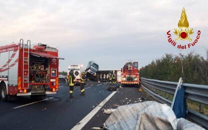 Tir si ribalta, chiuso tratto dell’A1 in Emilia-Romagna