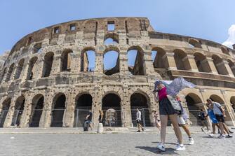 ROME, ITALY, AUGUST 08:
A tourists takes shelter from the sun at the Colosseum in Rome, Italy, on August 08, 2022. Italy has been facing an intense heatwave for several weeks, which has pushed temperatures above the seasonal average. (Photo by Riccardo De Luca/Anadolu Agency via Getty Images)