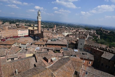 Stop al turismo selvaggio, Siena distribuisce il galateo