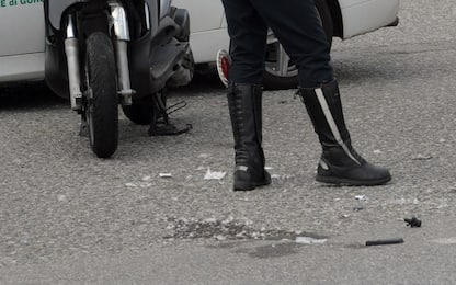 Firenze, morto rider 26enne: si è scontrato con un’auto su uno scooter