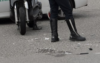 Soccorsi e Polizia Locale sul luogo dell'incidente mortale costato la vita ad un motociclista nello scontro con un'automobile sulla provinciale sp13 a Gorgonzola, 02 Maggio 2022. ANSA/ANDREA CANALI