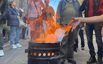 Bollette bruciate davanti alla sede di Eni a Bologna, 01 ottobre 2022.
ANSA/ MARIA ELENA GOTTARELLI