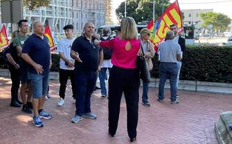 La protesta nel centro di Cagliari, sotto il palazzo dell'Enel e dell'Inps, per protestare contro il caro-bollette e denunciare le speculazioni delle multinazionali, Cagliari, 3 ottobre 2022. ANSA/ ANDREA FRIGO