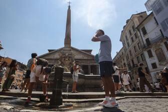 ROME, ITALY, AUGUST 10:
Tourists refresh at a drink fountain in front of the Pantheon during a sunny day in Rome, Italy, on August 10, 2022. Except a few scattered thunderstorms, much of Italian peninsula is still facing a strong heatwave which is forecast to continue for the next few days. (Photo by Riccardo De Luca/Anadolu Agency via Getty Images)