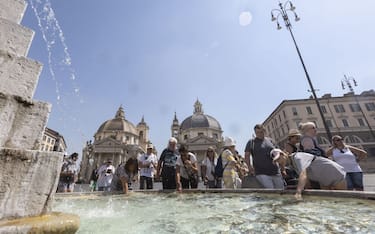 ROME, ITALY, AUGUST 08:
Tourists refresh themselves at a fountain in Piazza del Popolo, Rome, Italy, on August 08, 2022. Italy has been facing an intense heatwave for several weeks, which has pushed temperatures above the seasonal average. (Photo by Riccardo De Luca/Anadolu Agency via Getty Images)