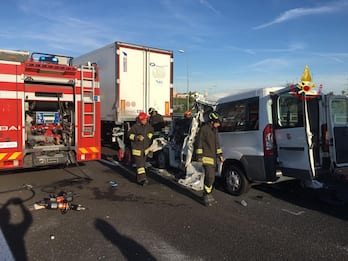 San Donà di Piave, incidente stradale: furgone sotto camion, 6 morti