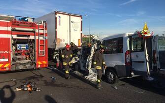 I Vigili del Fuoco intervengono sul luogo dell'incidente stradale avvenuto nel tratto a tre corsie dell'autostrada A4 all'altezza del casello di San Donà di Piave tra l'entrata e l'uscita dello svincolo di Trieste, 07 ottobre 2022. Un furgone - a bordo del quale c'erano sette persone - ha tamponato violentemente un autoarticolato in lento movimento. Sei persone hanno perso la vita.   NPK   ANSA / Vigili del Fuoco   +++ ANSA PROVIDES ACCESS TO THIS HANDOUT PHOTO TO BE USED SOLELY TO ILLUSTRATE NEWS REPORTING OR COMMENTARY ON THE FACTS OR EVENTS DEPICTED IN THIS IMAGE; NO ARCHIVING; NO LICENSING +++