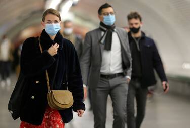 PARIS, FRANCE - OCTOBER 08: Passengers wearing protective face masks walk in the metro corridor during the coronavirus outbreak (COVID 19) on October 08, 2020 in Paris, France. Despite recommendations from the French government to respect social distancing, Paris metro travelers cannot keep a safe distance during peak hours. While the Ile de France region has been placed on maximum alert, the epidemic marks a new advance in France with 18,746 new cases and 80 deaths in 24 hours. 40% of intensive care beds are occupied by Covid-19 patients in Ile-de-France. (Photo by Chesnot/Getty Images)