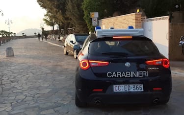 L'auto dei Carabinieri che porta in caserma il sospettato per l'interrogatorio, Osimo (Ancona), 11 ottobre 2022.  ANSA / Daniele Carotti