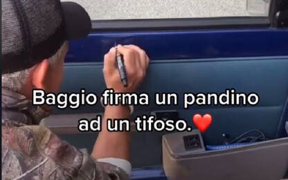 Roberto Baggio, l'autografo sulla Fiat Panda di un tifoso
