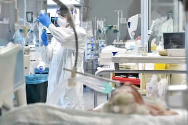 Patients and medical staff in the intensive care unit of Martini Hospital in Turin, 10 November 2020.  ANSA / ALESSANDRO DI MARCO