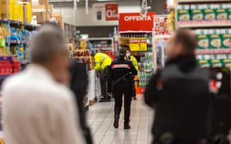 Foto LaPresse
27-10-2022 Milano, Italia - Cronaca - 
Aggressione all&#x2019;interno del Carrefour nel Centro Commerciale Mirafiori di Assago

October 27, 2022 Milan, Italy - News - 
Aggression inside the Carrefour in the Mrafiori Shopping Center in Assago


Foto LaPresse
27-10-2022 Milano, Italia - Cronaca - 
Aggressione all&#x2019;interno del Carrefour nel Centro Commerciale Mirafiori di Assago

October 27, 2022 Milan, Italy - News - 
Aggression inside the Carrefour in the Mrafiori Shopping Center in Assago

