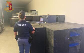 La polizia di Modena ha sequestrato il sistema audio utilizzato nel capannone dove si è tenuto il Rave Party 'Witchtek', in una immagine diffusa il 1 novembre 2022. ANSA/ UFFICIO STAMPA ++HO - NO SALES EDITORIAL USE ONLY++