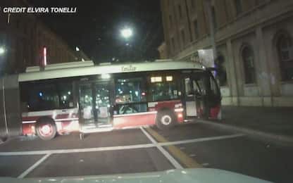 Bologna, autobus senza conducente invade viale: nessun ferito. VIDEO