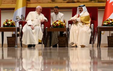 Papa Francesco durante l'arrivo ad Awali nell'ambito del viaggio apostolico nel Regno del Bahrein, 3 novembre 2022. ANSA/ UFFICIO STAMPA ++HO - NO SALES EDITORIAL USE ONLY++