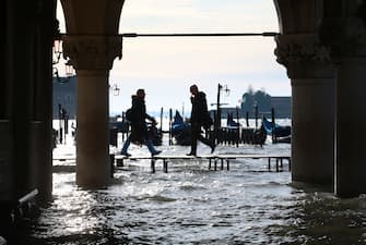 Anche oggi Venezia ha dovuto subire l'acqua alta con un picco di 144 cm. a soli due giorni da Natale, venti di Sessa improvvisi hanno cambiato la situazione meteorologica in mare aperto.