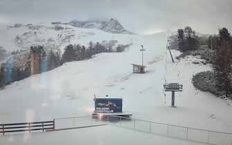 La neve è finalmente ricomparsa dalla scorsa notte sulle Dolomiti venete, con un calo deciso delle temperature e termometro che sulla Marmolada è arrivato fino a -6 gradi, 4 Novembre 2022. ANSA (NPK)