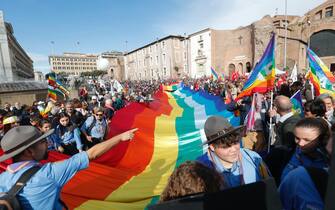Il corteo per la pace organizzato da sindacati e oltre 500 sigle di associazioni, Roma, 5 Ottobre 2022. ANSA/MASSIMO PERCOSSI