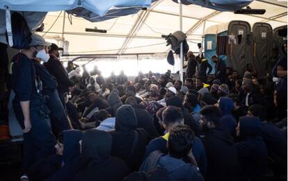 Migranti, la nave Humanity 1 a Catania. Minori sbarcati