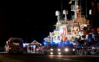 E' giunta nel porto di Catania la nave Humanity 1 della ong 'Sos Humanity', con a bordo 179 naufraghi. 
Come previsto dal nuovo decreto, sono  sbarcati solo i soggetti fragili, le donne e i bambini, individuati a seguito del'ispezione delle autorità italiane.  
ANSA/ORIETTA SCARDINO
