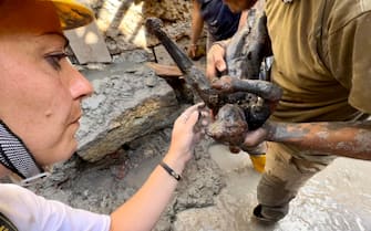 Una fase degli scavi che hanno portato alla scoperta di un deposito votivo negli scavi di San Casciano dei Bagni, in Toscana, 8 novembre 2022. ANSA/ AGNESE CARLETTI ++HO - NO SALES EDITORIAL USE ONLY++