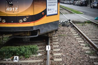Il punto in via Tito Livio dove un ragazzo di 14 anni è morto investito da un tram, Milano, 8 novembre 2022. ANSA/MATTEO CORNER