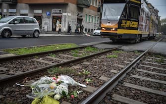 Fiori sui binari del tram dove Luca Marangoni è stato investito, in via Tito Livio, Milano, 9 Novembre 2022. ANSA/MATTEO CORNER