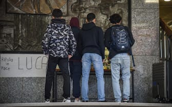 I ragazzi che frequentano il liceo Einstein rendono omaggio a Luca, il 14enne investito dal tram mentre era in bicicletta, Milano, 9 novembre 2022. ANSA/MATTEO CORNER