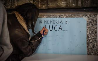 I ragazzi che frequentano il liceo Einstein rendono omaggio a Luca, il 14enne investito dal tram mentre era in bicicletta, Milano, 9 novembre 2022. ANSA/MATTEO CORNER