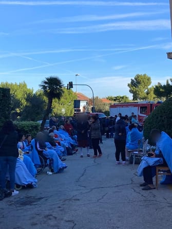 Pazienti evacuati da Villa Igea ad Ancona in attesa dell'esito del sopralluogo dei vigili del fuoco, Ancona, 9 novembre 2022. ANSA/ FEDERICA ACQUA