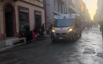 Gente in strada nelle strade del centro di Ancona dopo le scosse sismiche, 9 novembre 2022. ANSA/ FEDERICA ACQUA