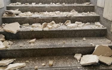 Calcinacci nella stazione ferroviaria di Ancona dopo le scosse di terremoto, 9 novembre 2022. ANSA